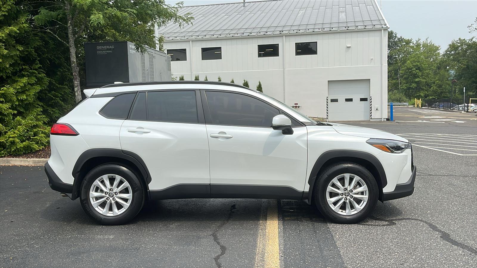 2022 Toyota Corolla Cross LE photo 2