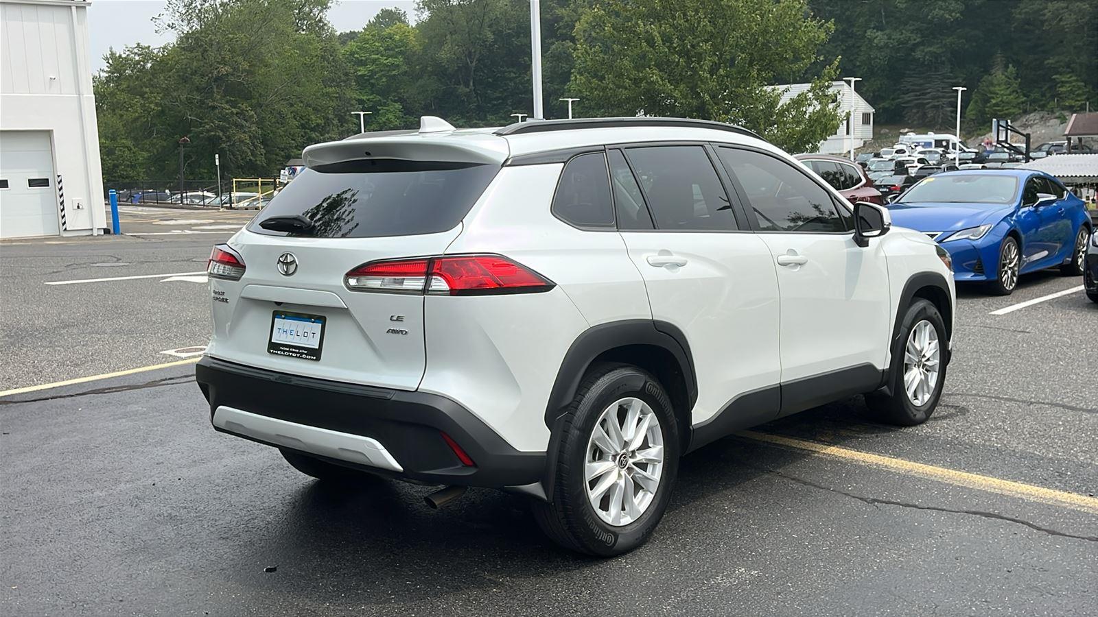 2022 Toyota Corolla Cross LE photo 3