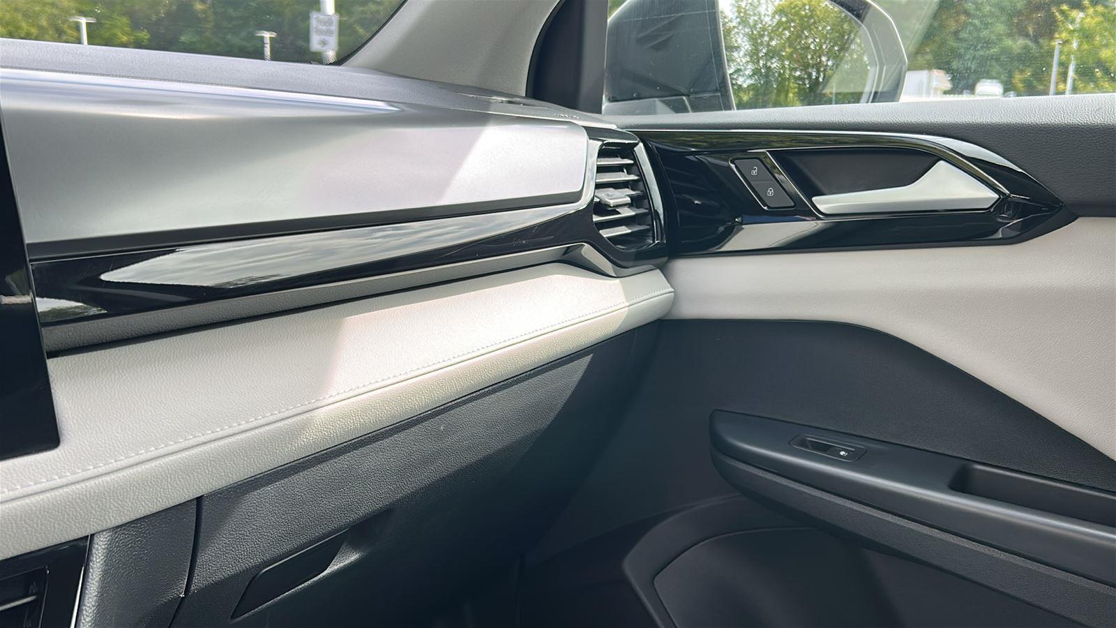 2025 Volkswagen Taos S photo 17
