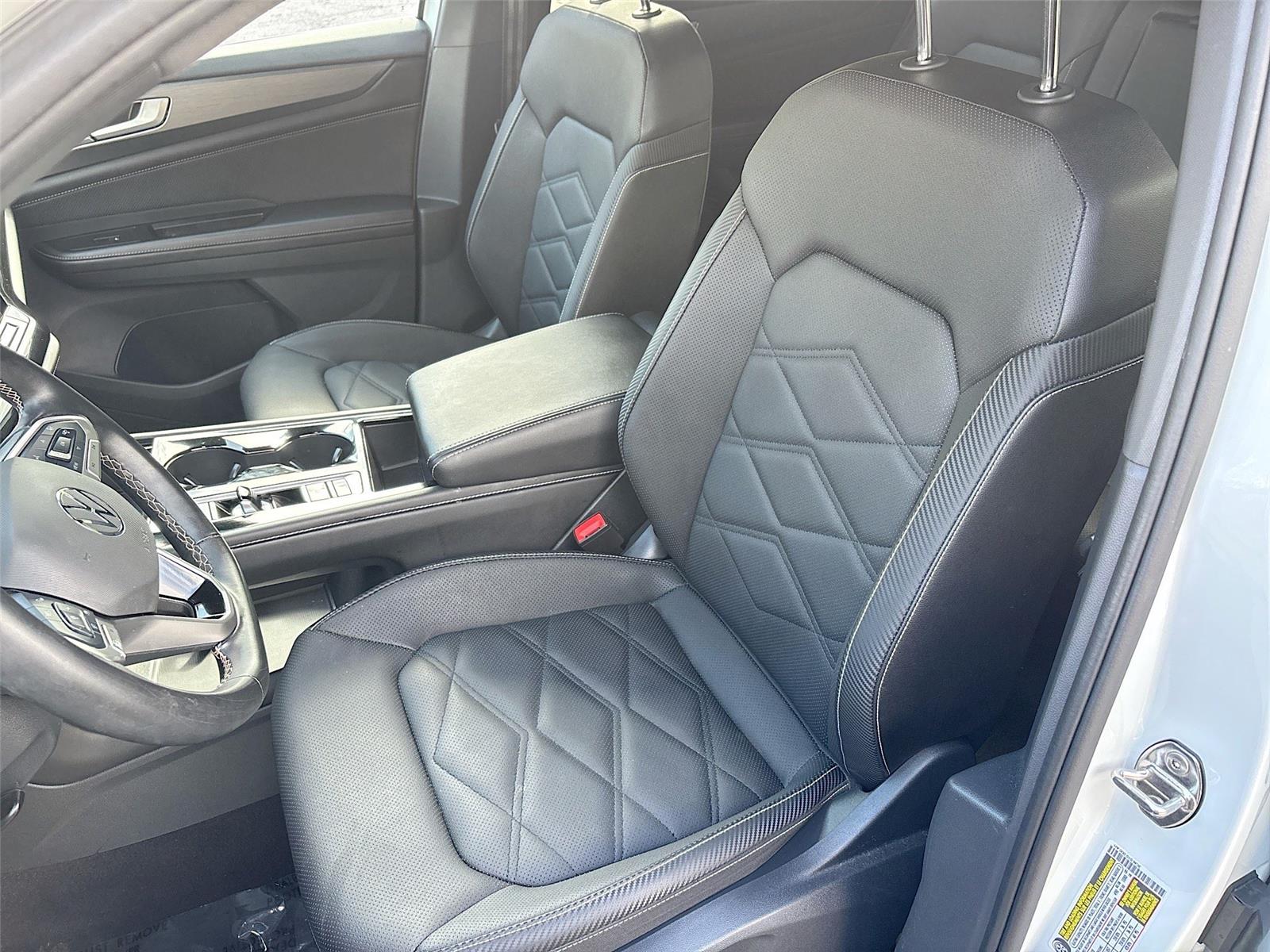 2025 Volkswagen Atlas Cross Sport 2.0T SE w/Technology