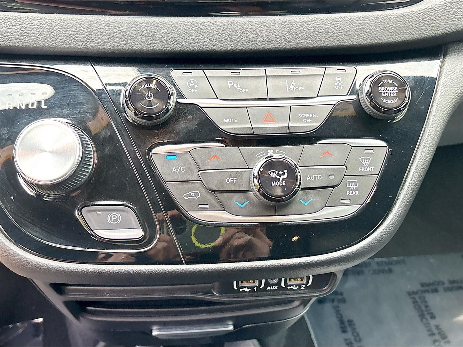 2025 Chrysler Pacifica Select