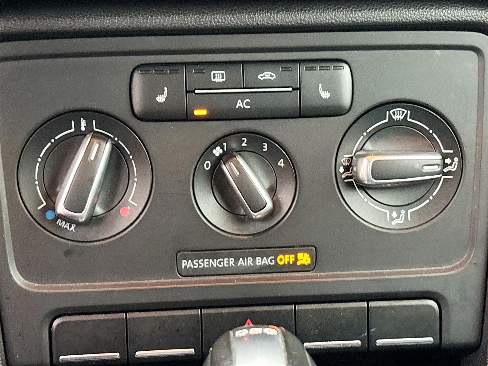 2012 Volkswagen Beetle 2.0T Turbo w/Sun/Snd/Nav PZEV