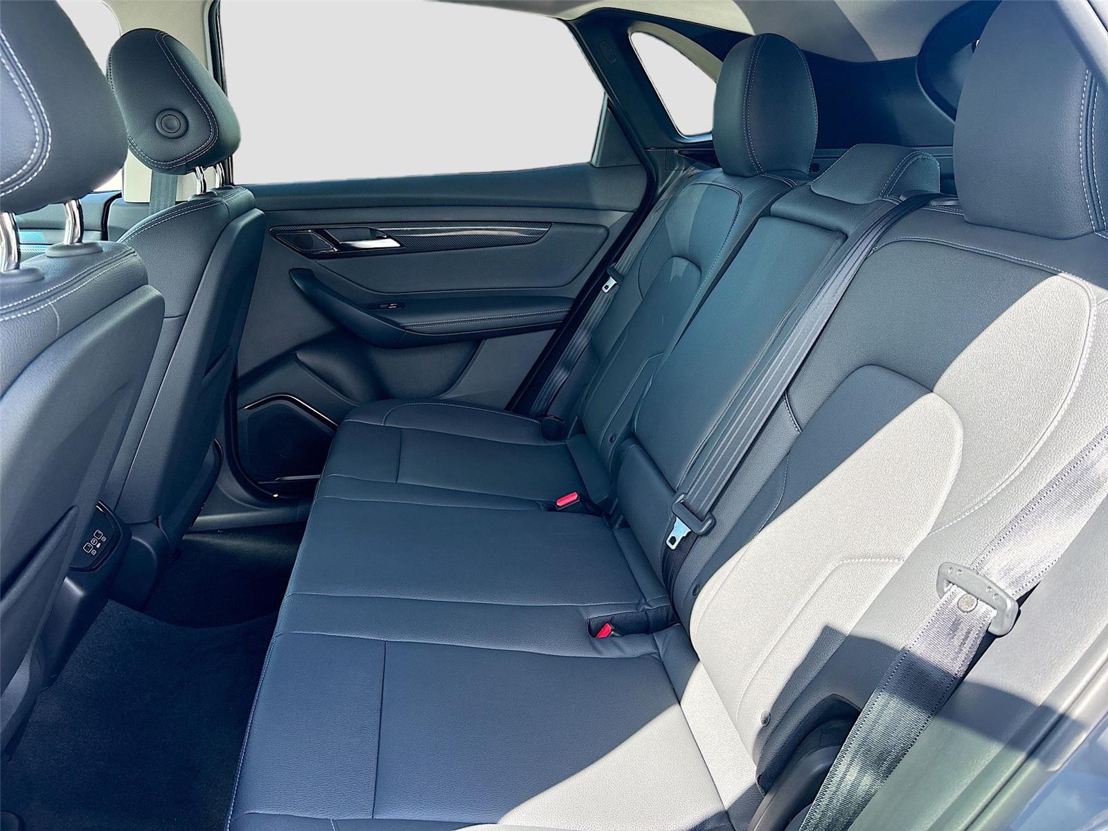 2025 VinFast VF 8 Eco