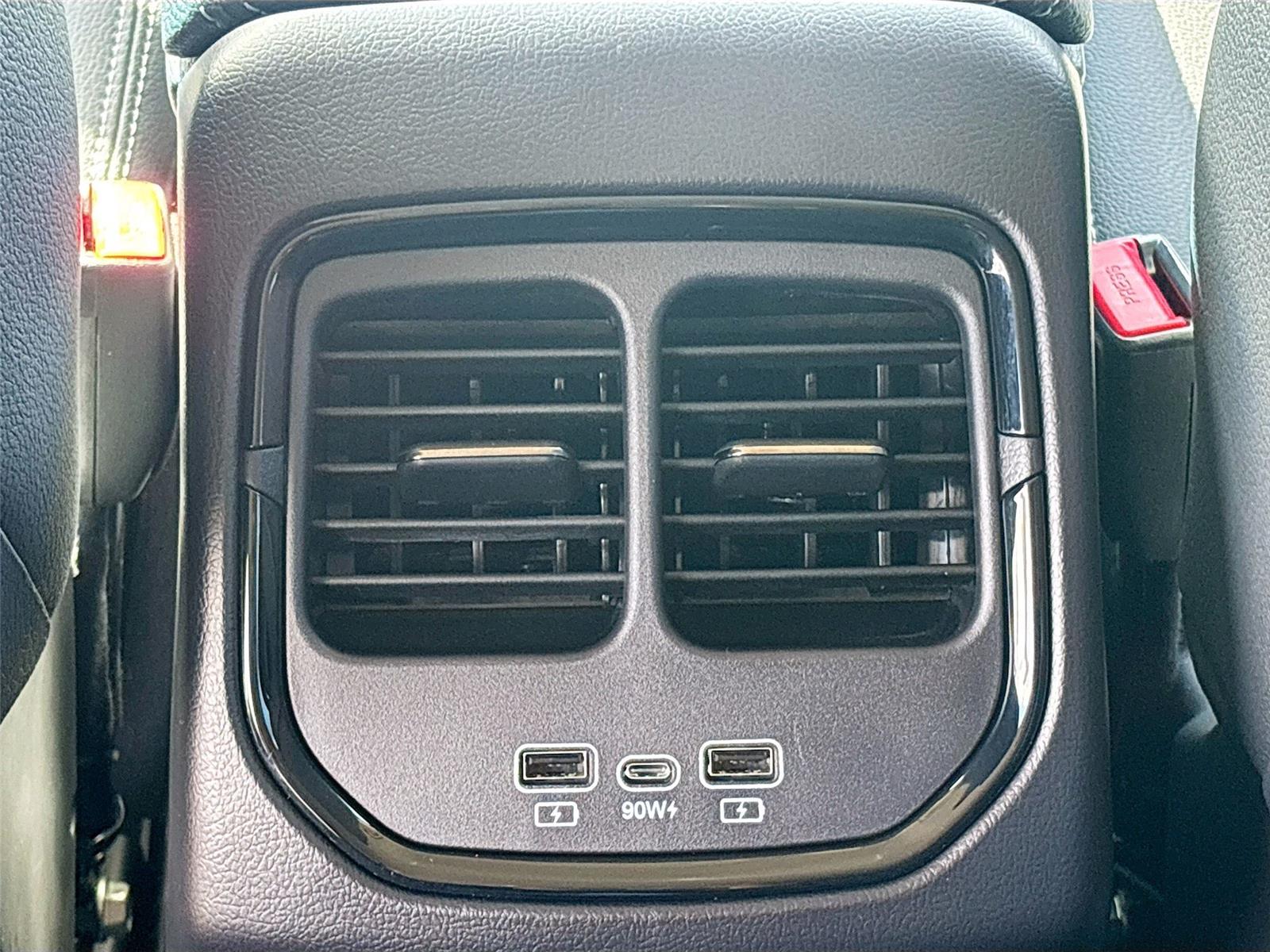 2025 VinFast VF 8 Eco