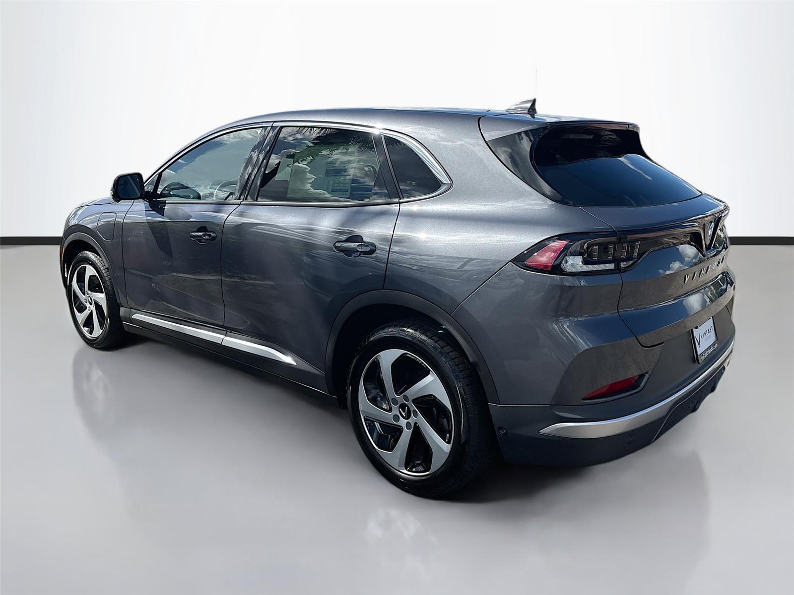 2025 VinFast VF 8 Eco