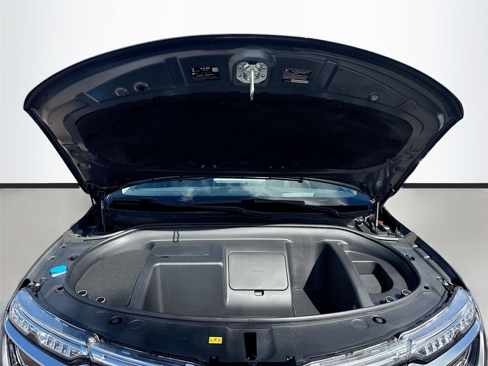 2025 VinFast VF 8 Eco