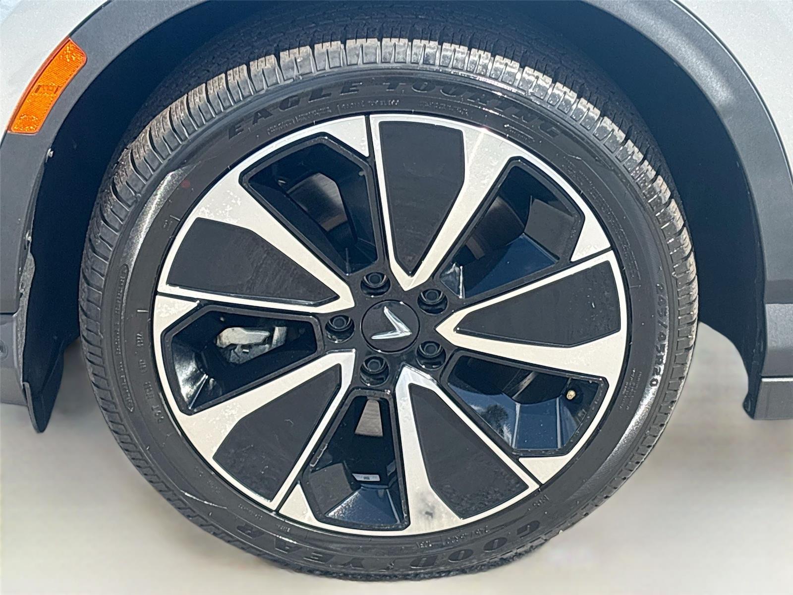 2025 VinFast VF 8 Plus