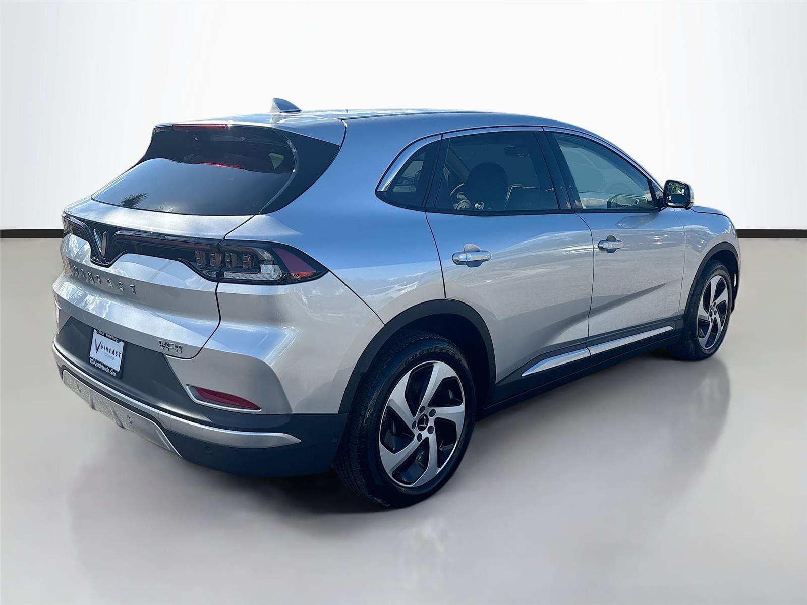 2025 VinFast VF 8 Eco