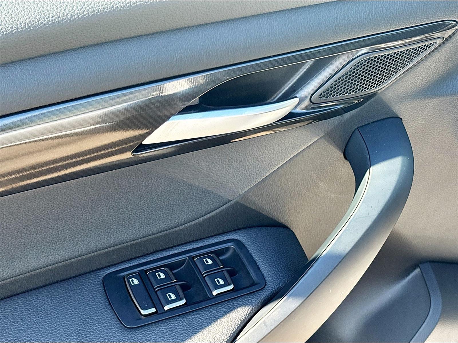 2025 VinFast VF 8 Eco