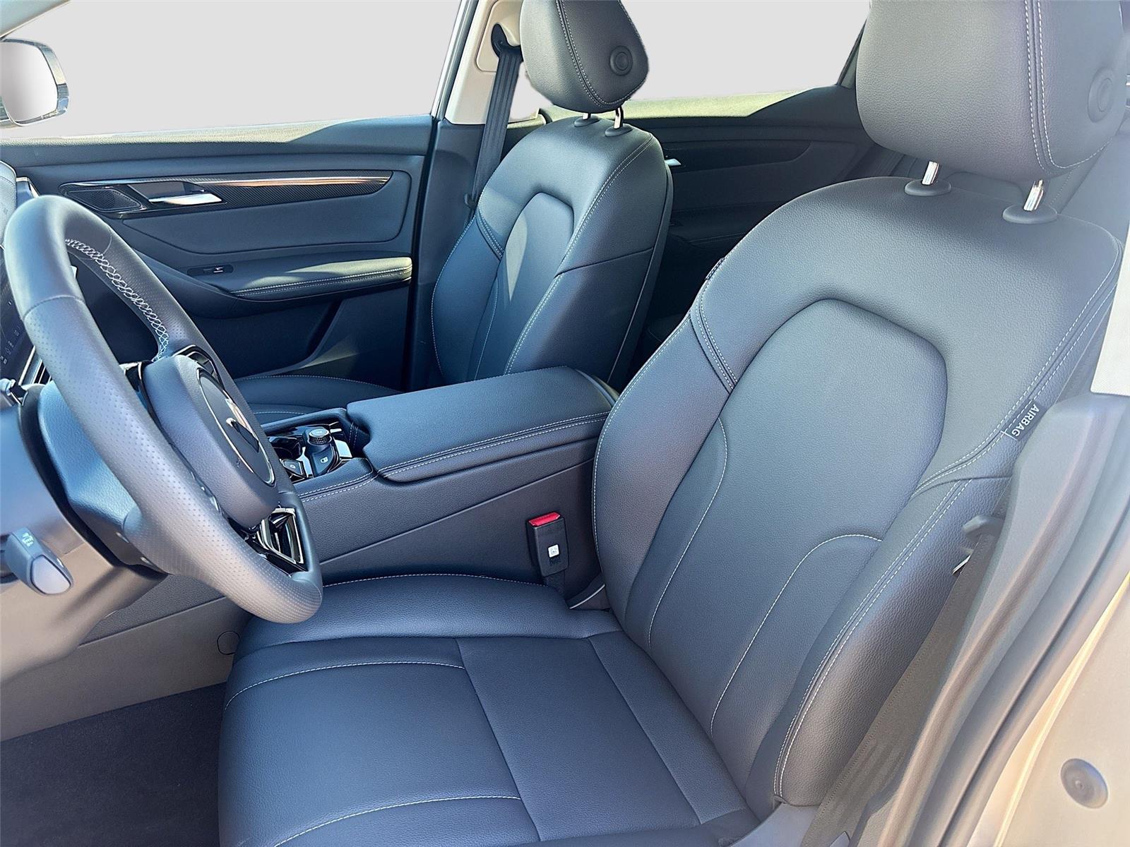 2025 VinFast VF 8 Eco