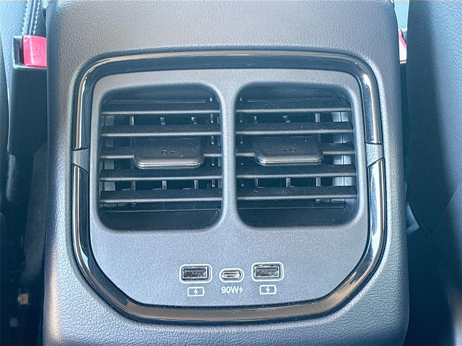 2025 VinFast VF 8 Eco