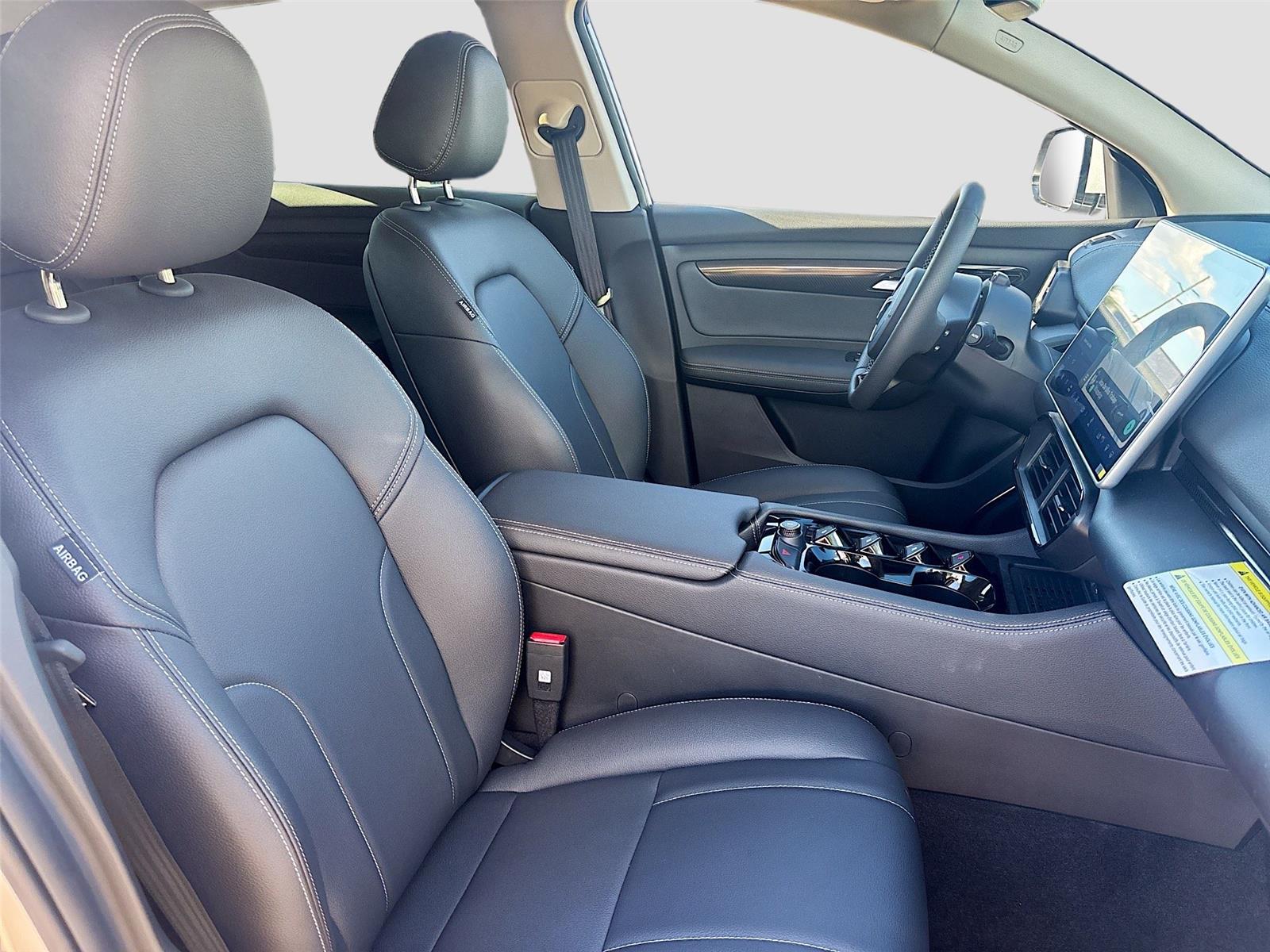 2025 VinFast VF 8 Eco