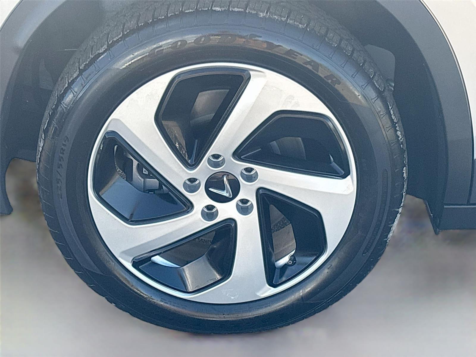 2025 VinFast VF 8 Eco