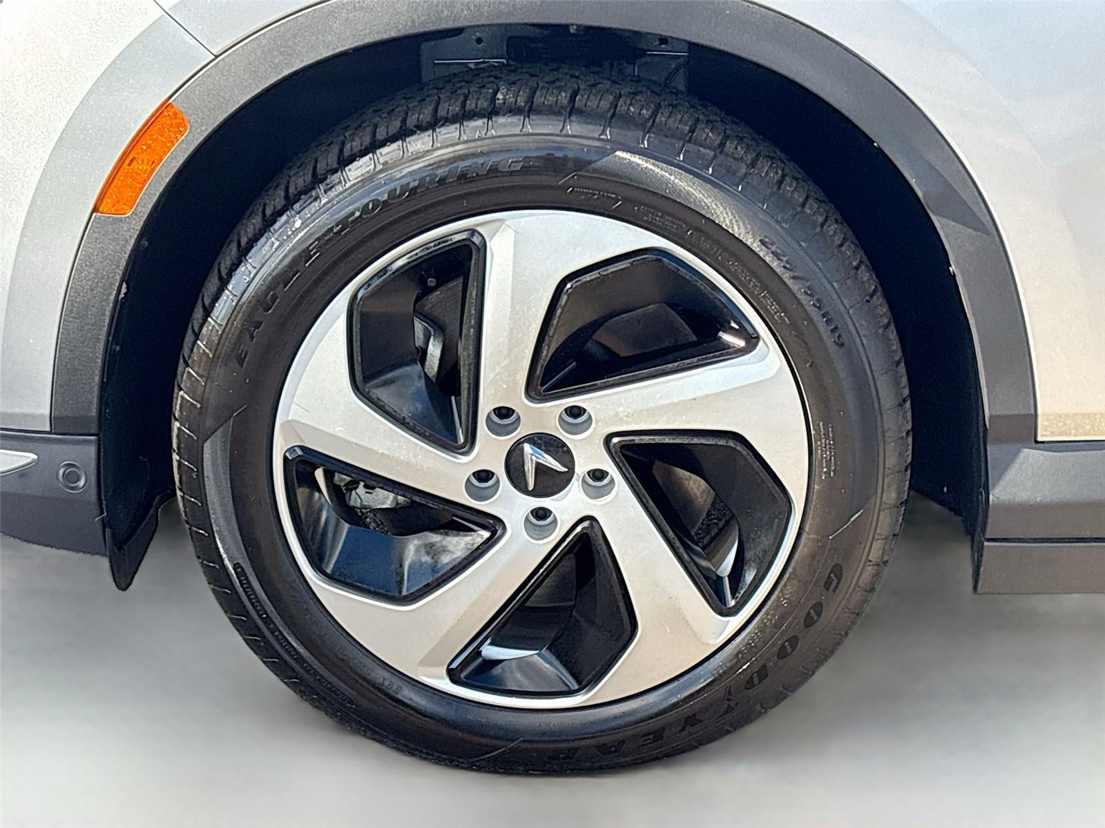 2025 VinFast VF 8 Eco