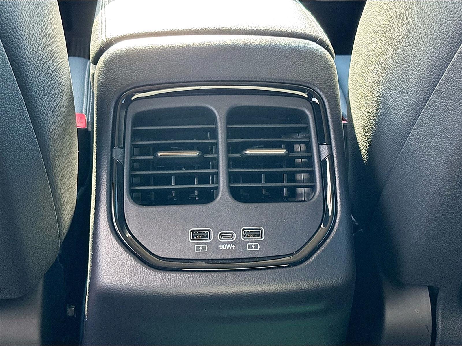 2025 VinFast VF 8 Eco