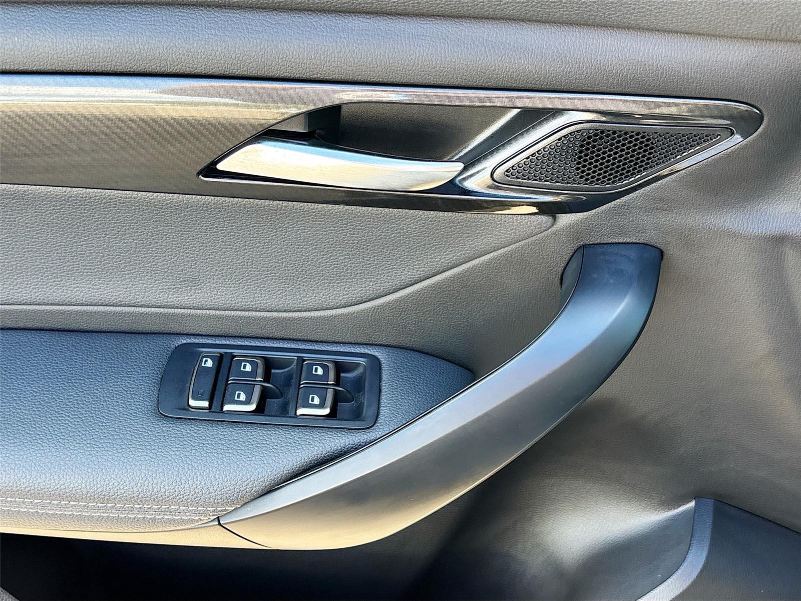 2025 VinFast VF 8 Eco