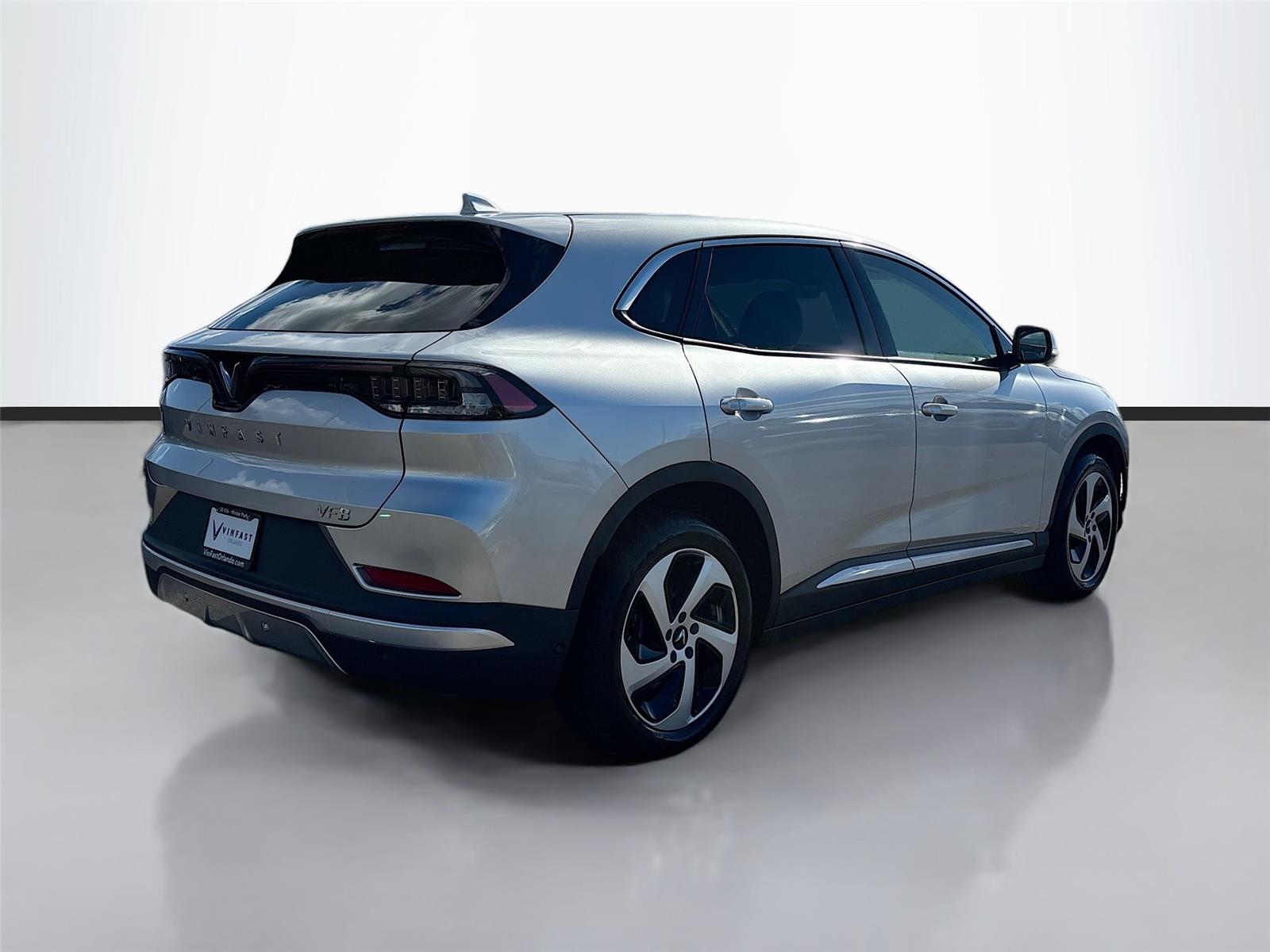 2025 VinFast VF 8 Eco