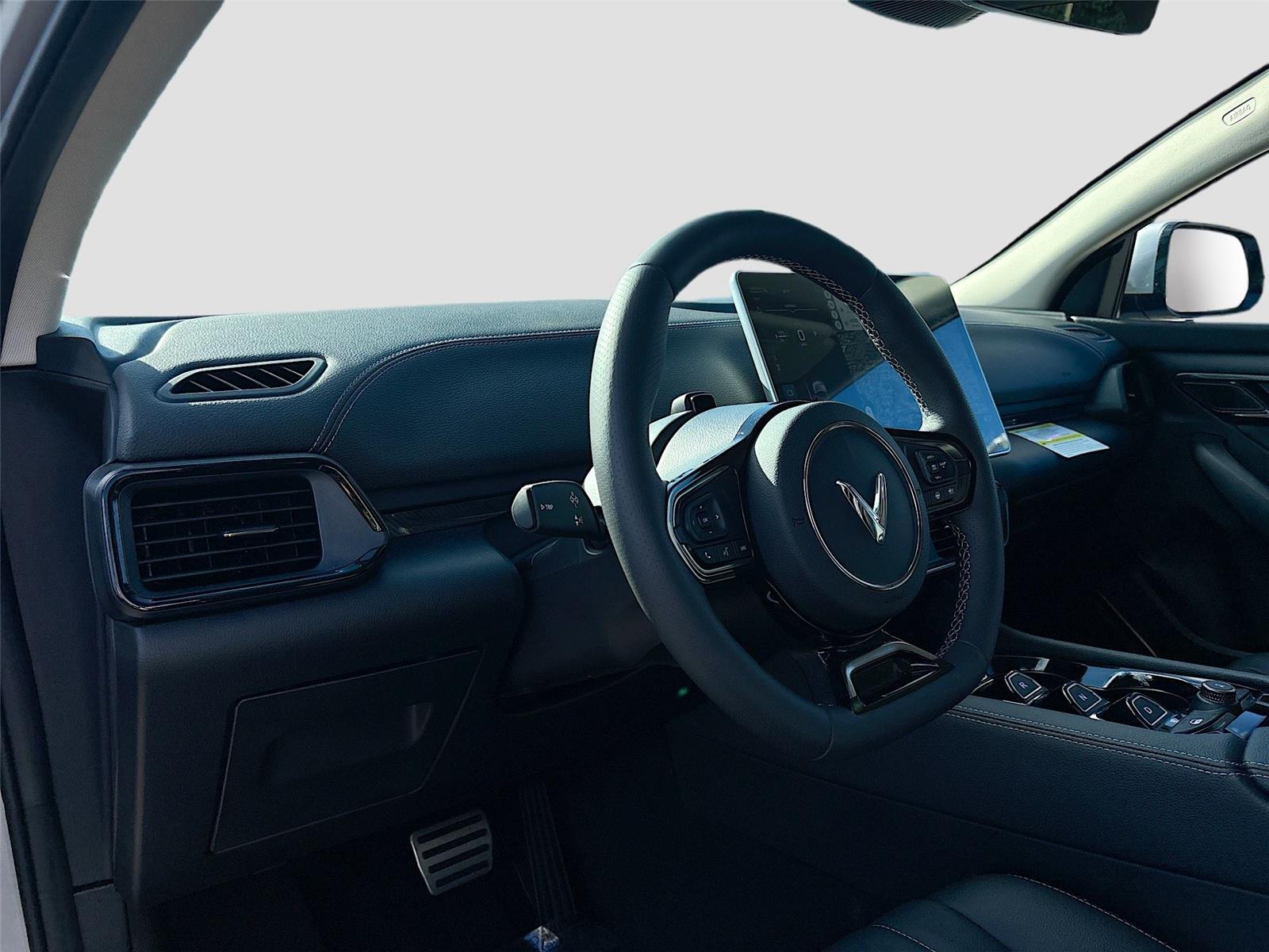 2025 VinFast VF 8 Eco