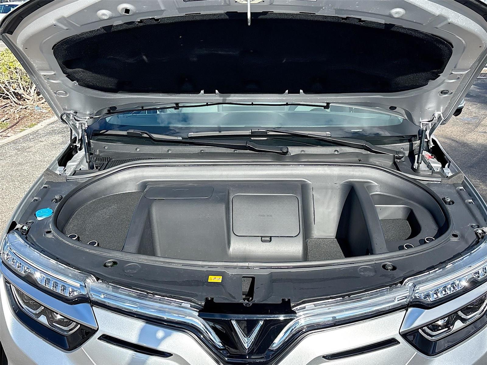 2025 VinFast VF 8 Eco