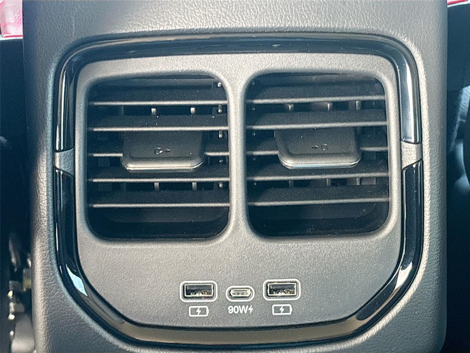 2025 VinFast VF 8 Eco