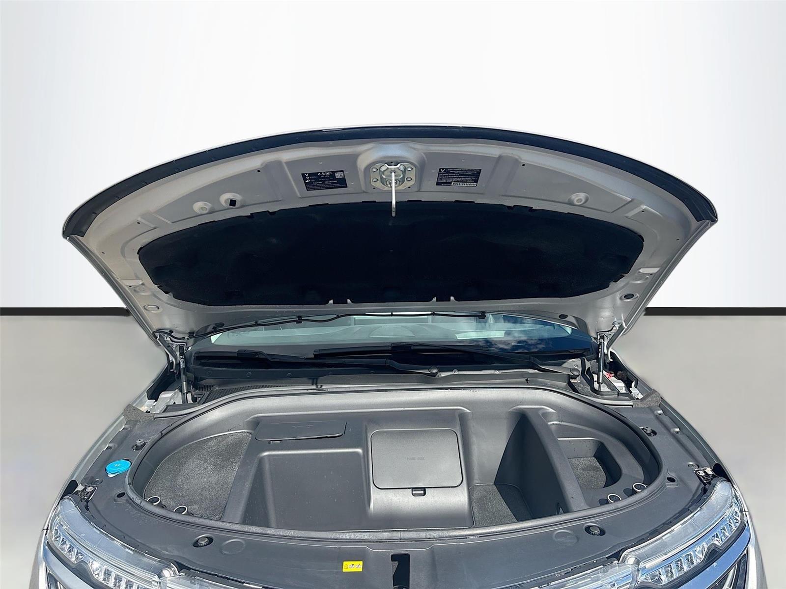 2025 VinFast VF 8 Eco