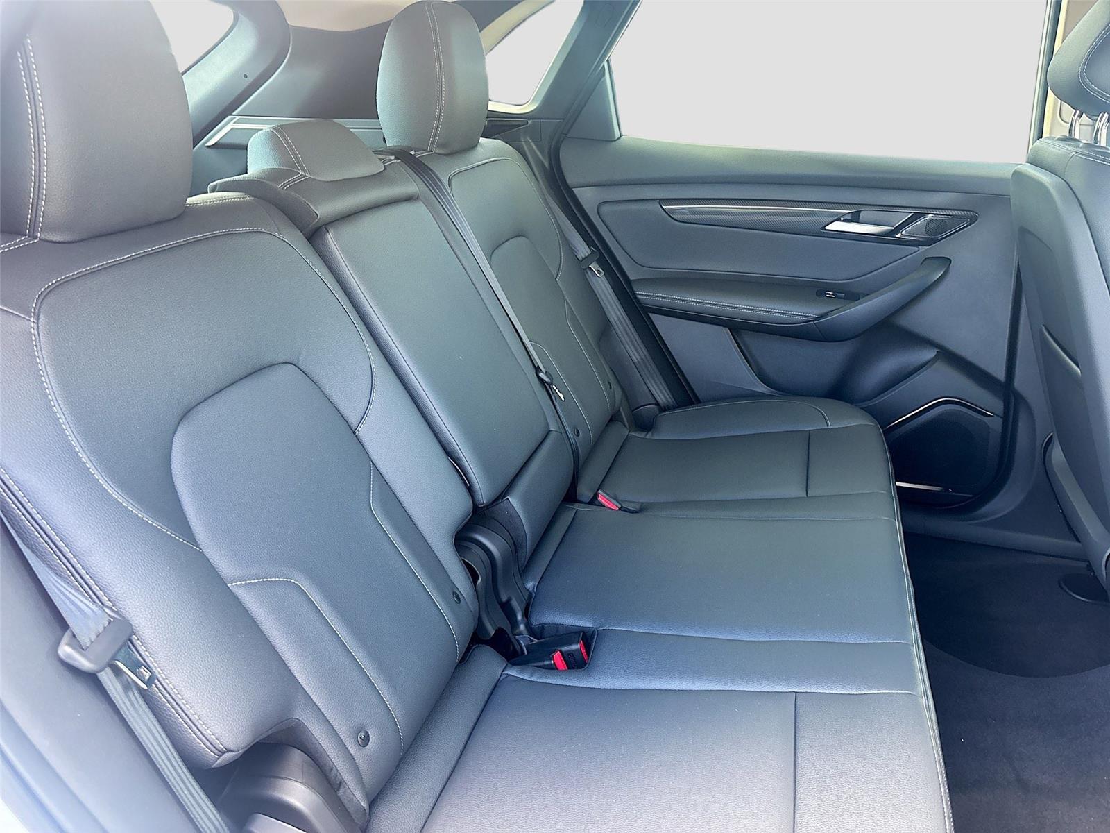 2025 VinFast VF 8 Eco