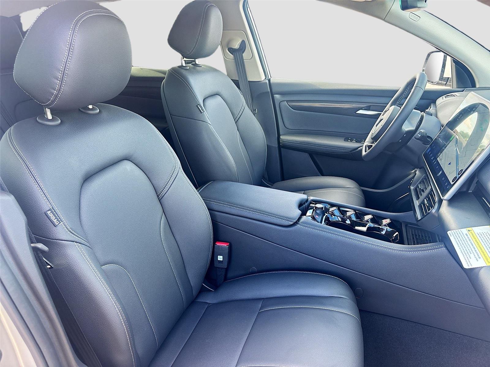 2025 VinFast VF 8 Eco