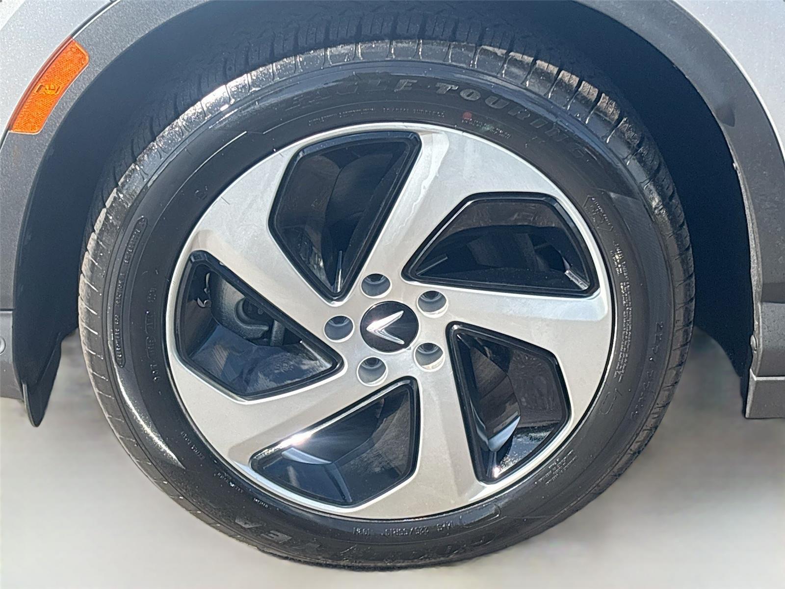 2025 VinFast VF 8 Eco