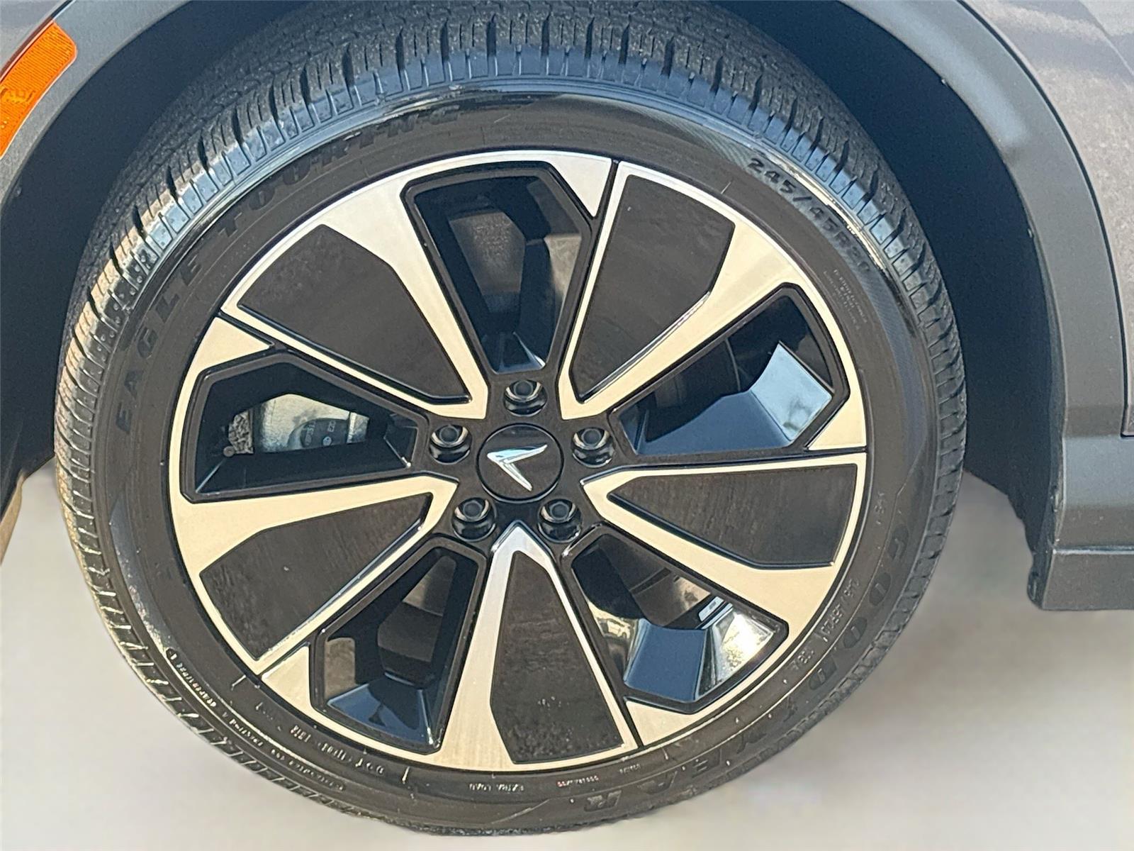 2025 VinFast VF 8 Plus