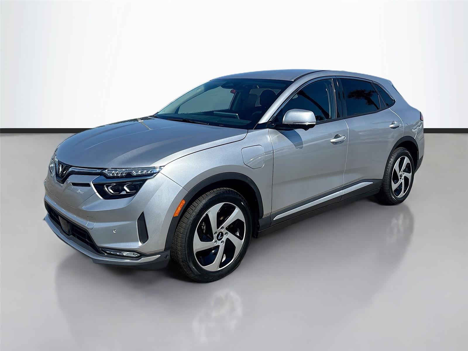 2025 VinFast VF 8 Eco