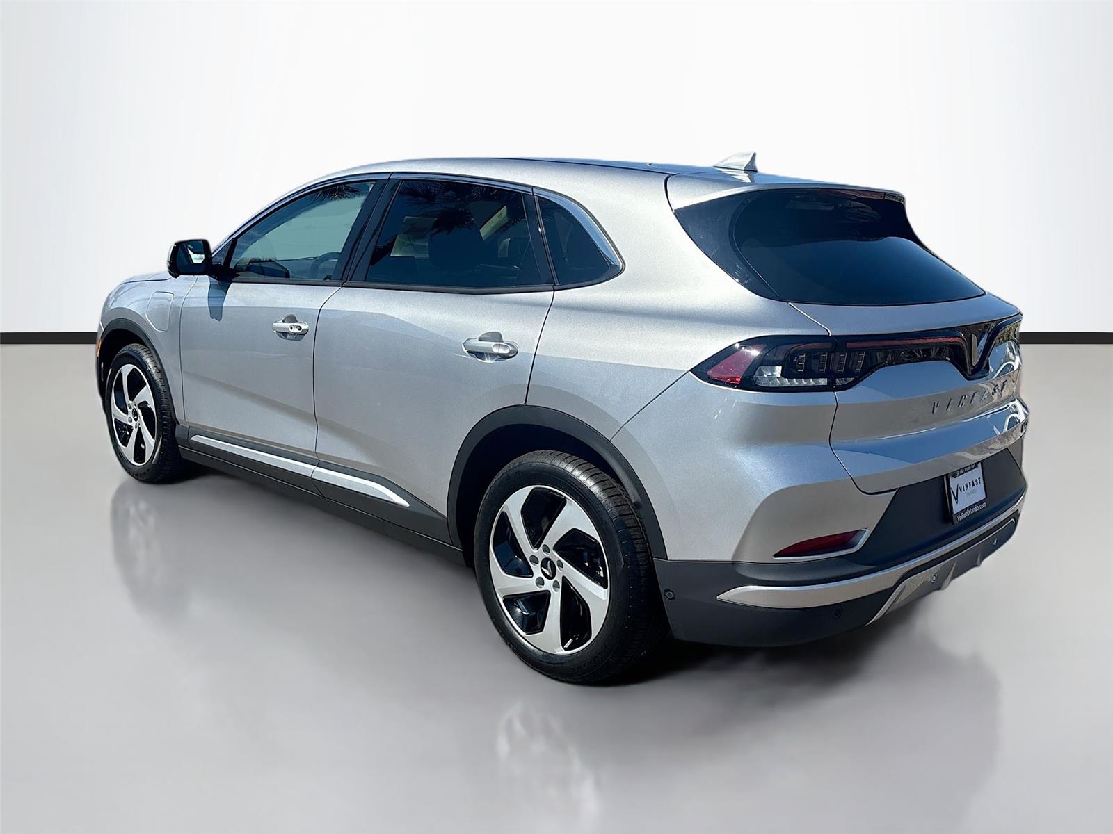 2025 VinFast VF 8 Eco