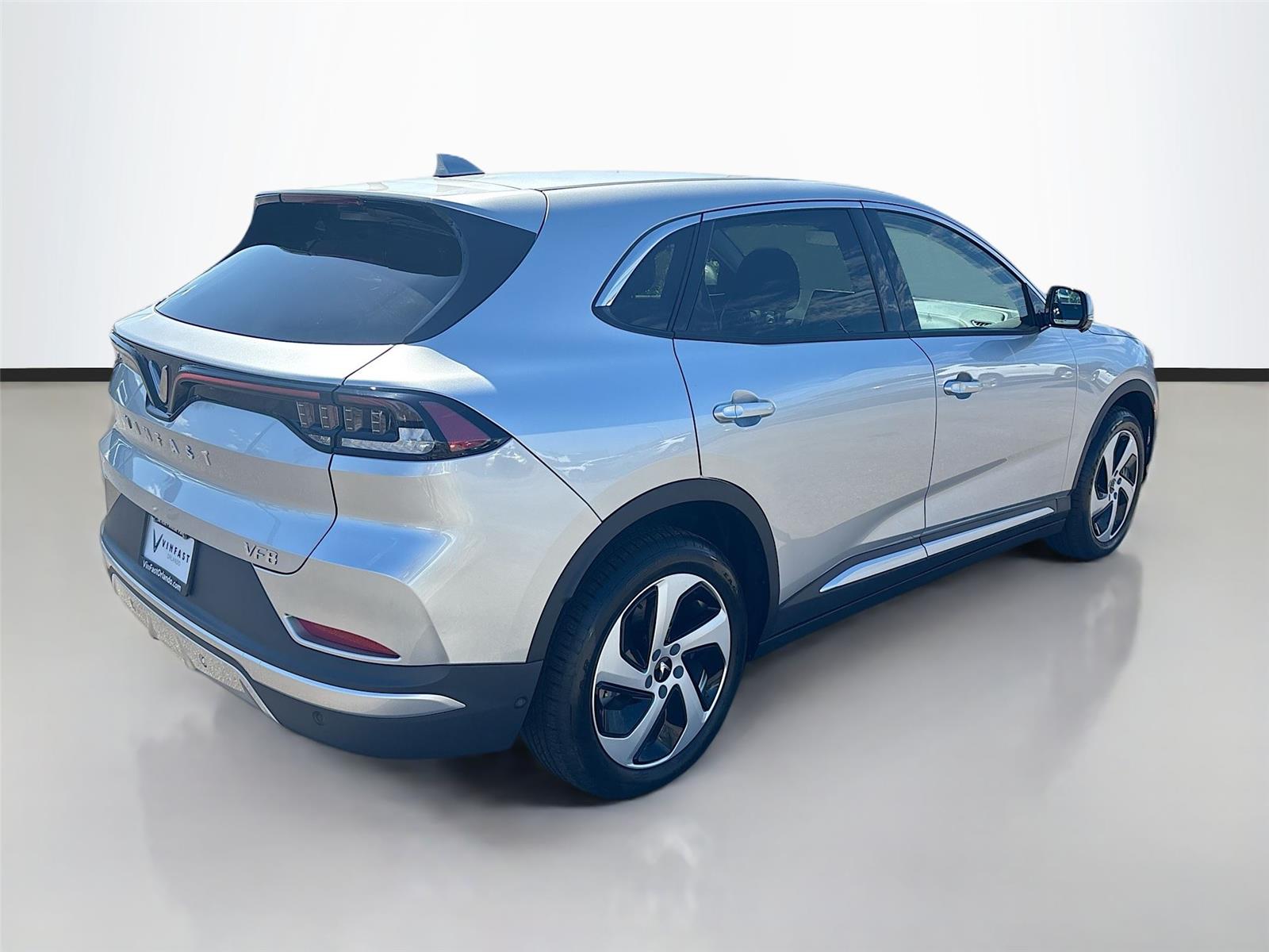 2025 VinFast VF 8 Eco