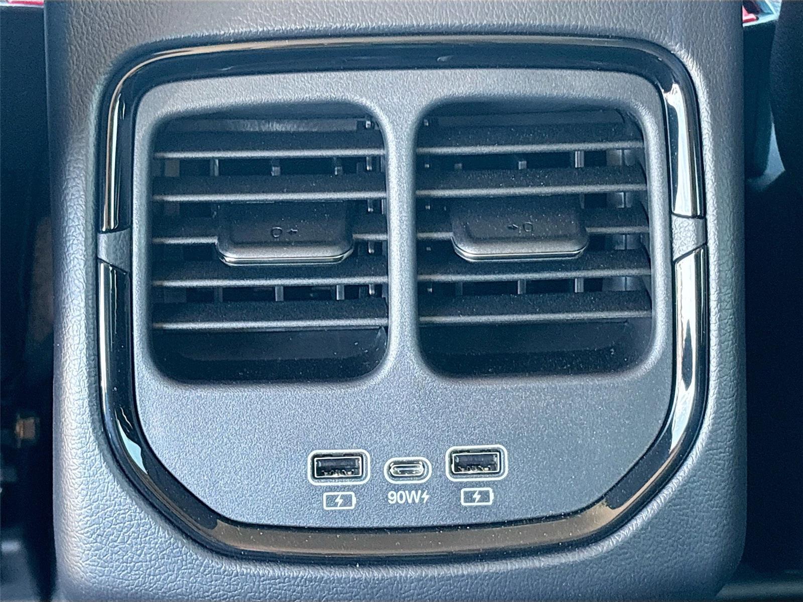 2025 VinFast VF 8 Eco