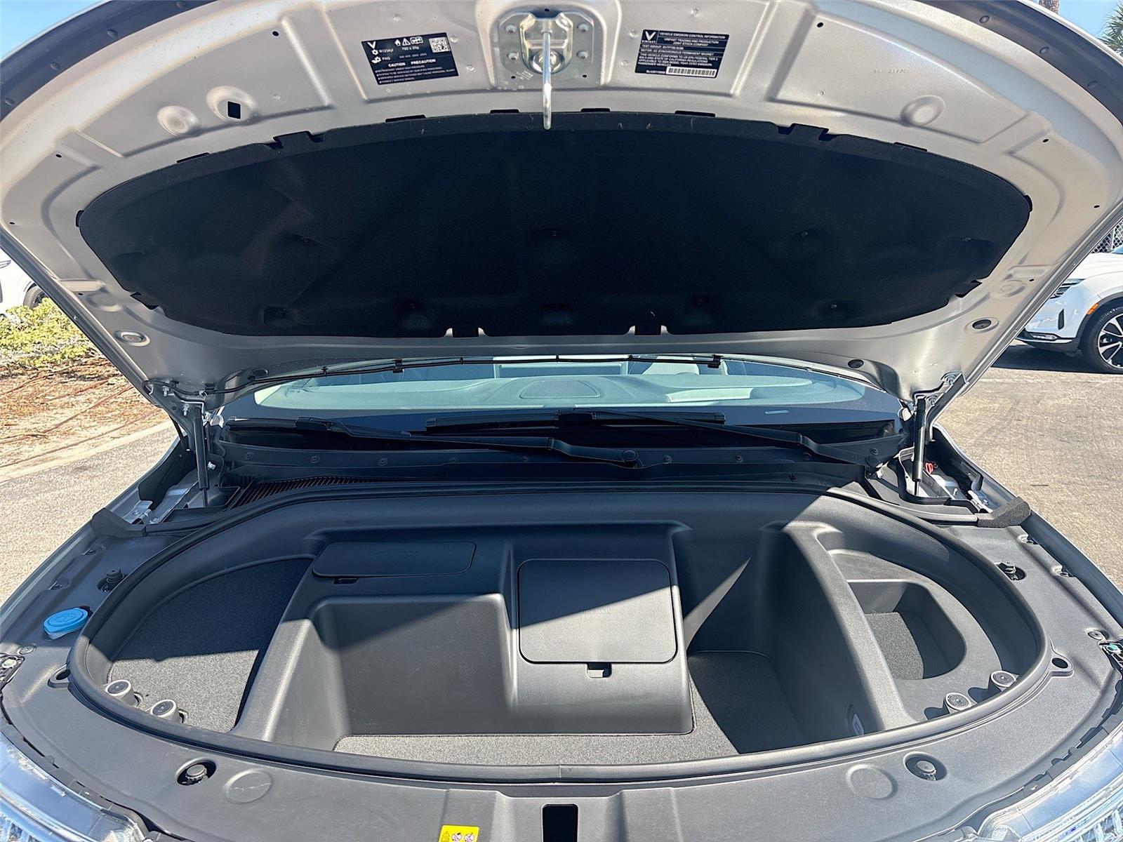 2025 VinFast VF 8 Eco