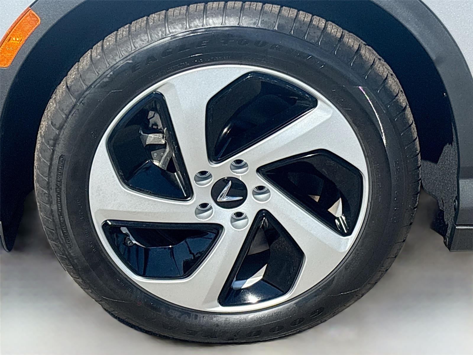 2025 VinFast VF 8 Eco