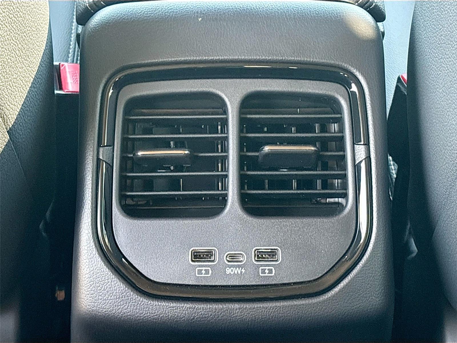 2025 VinFast VF 8 Eco