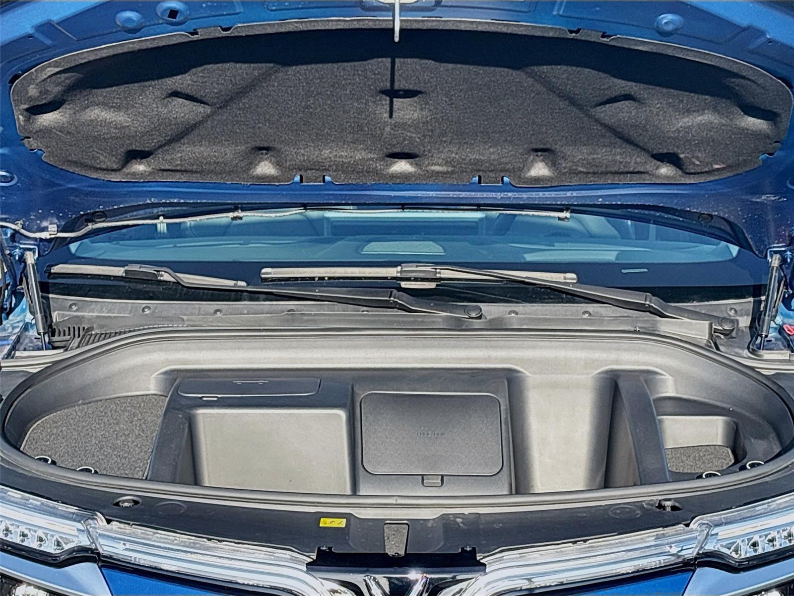 2025 VinFast VF 8 Eco