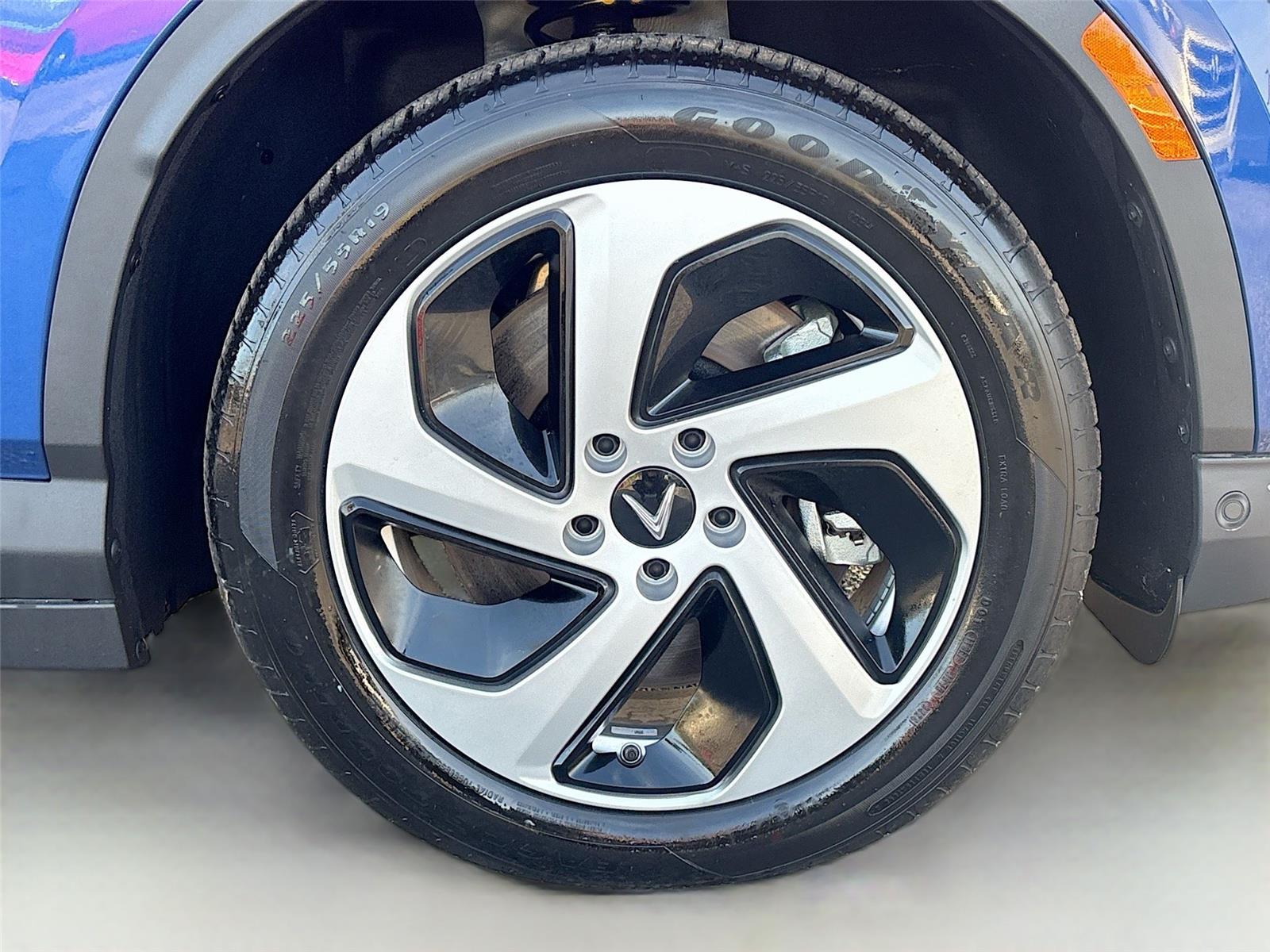 2025 VinFast VF 8 Eco