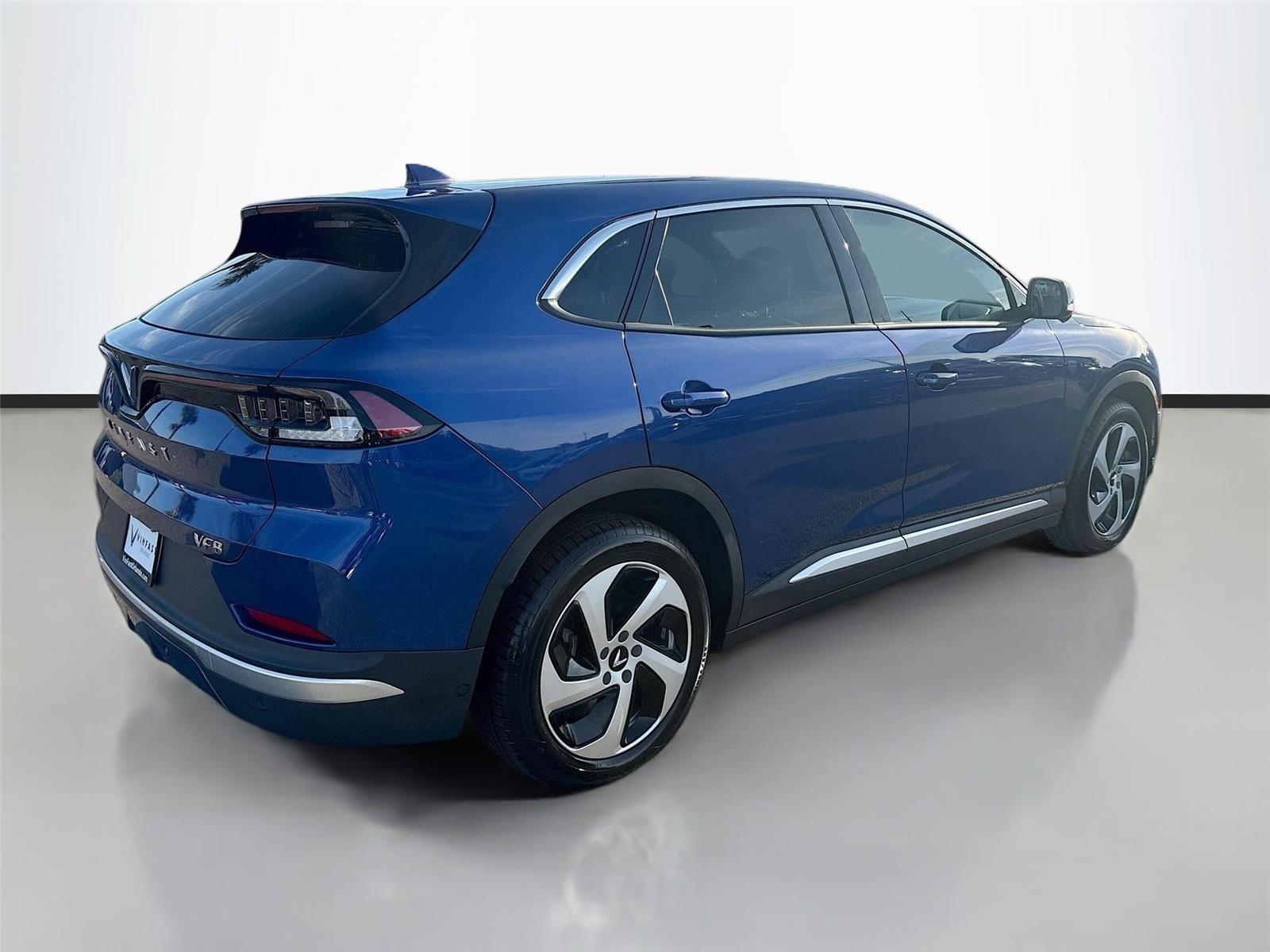 2025 VinFast VF 8 Eco