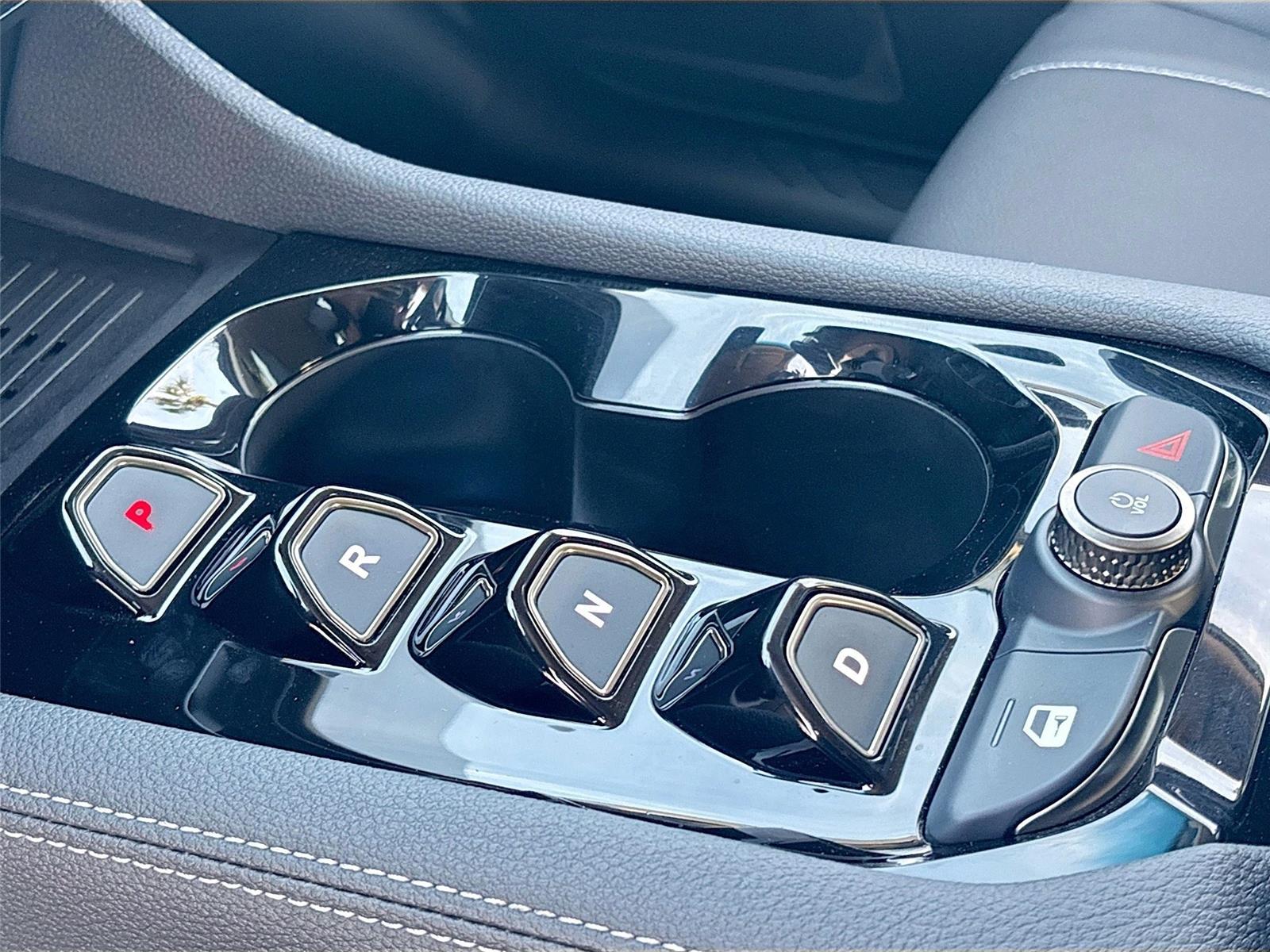 2025 VinFast VF 8 Eco