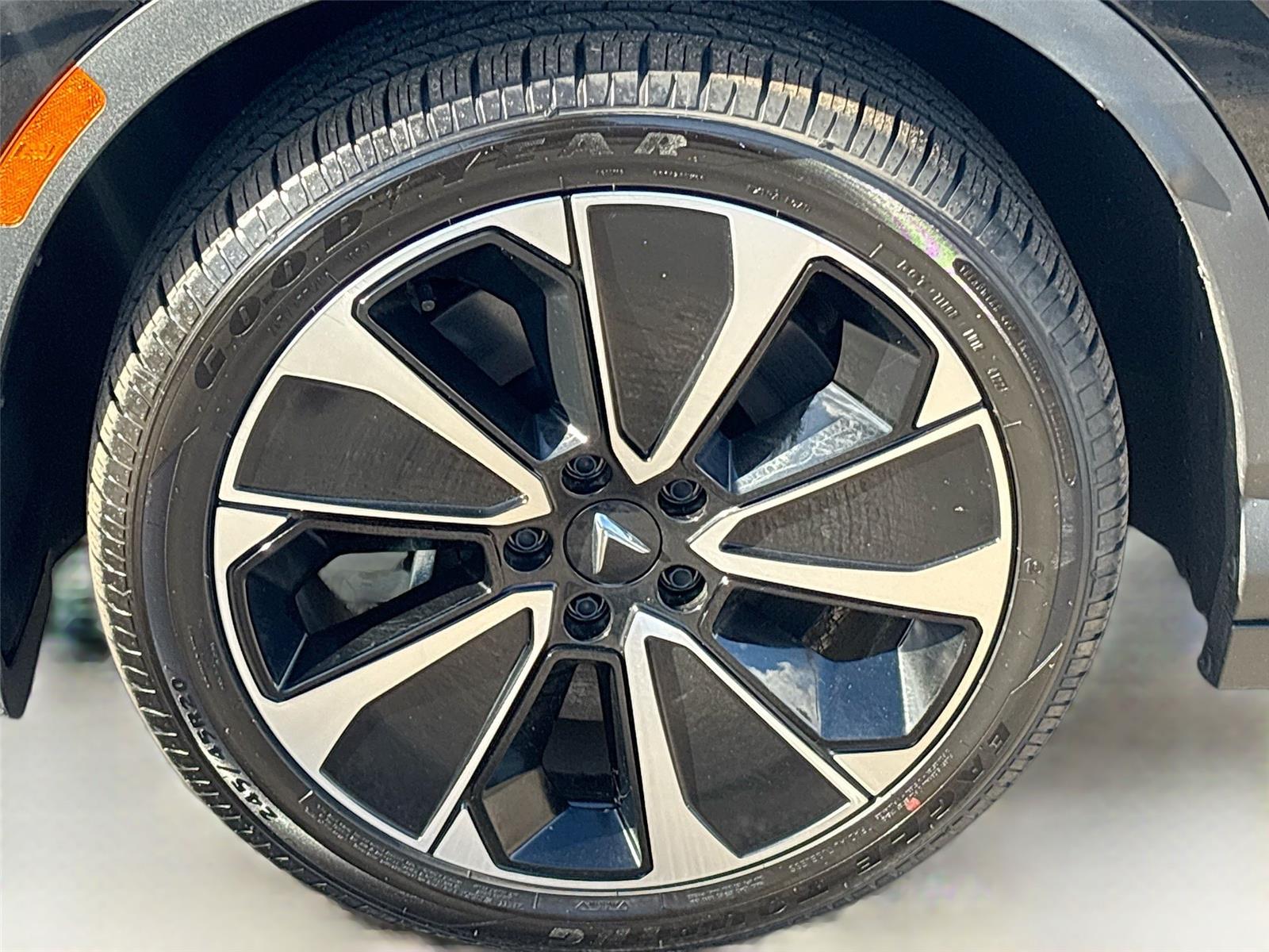 2025 VinFast VF 8 Plus