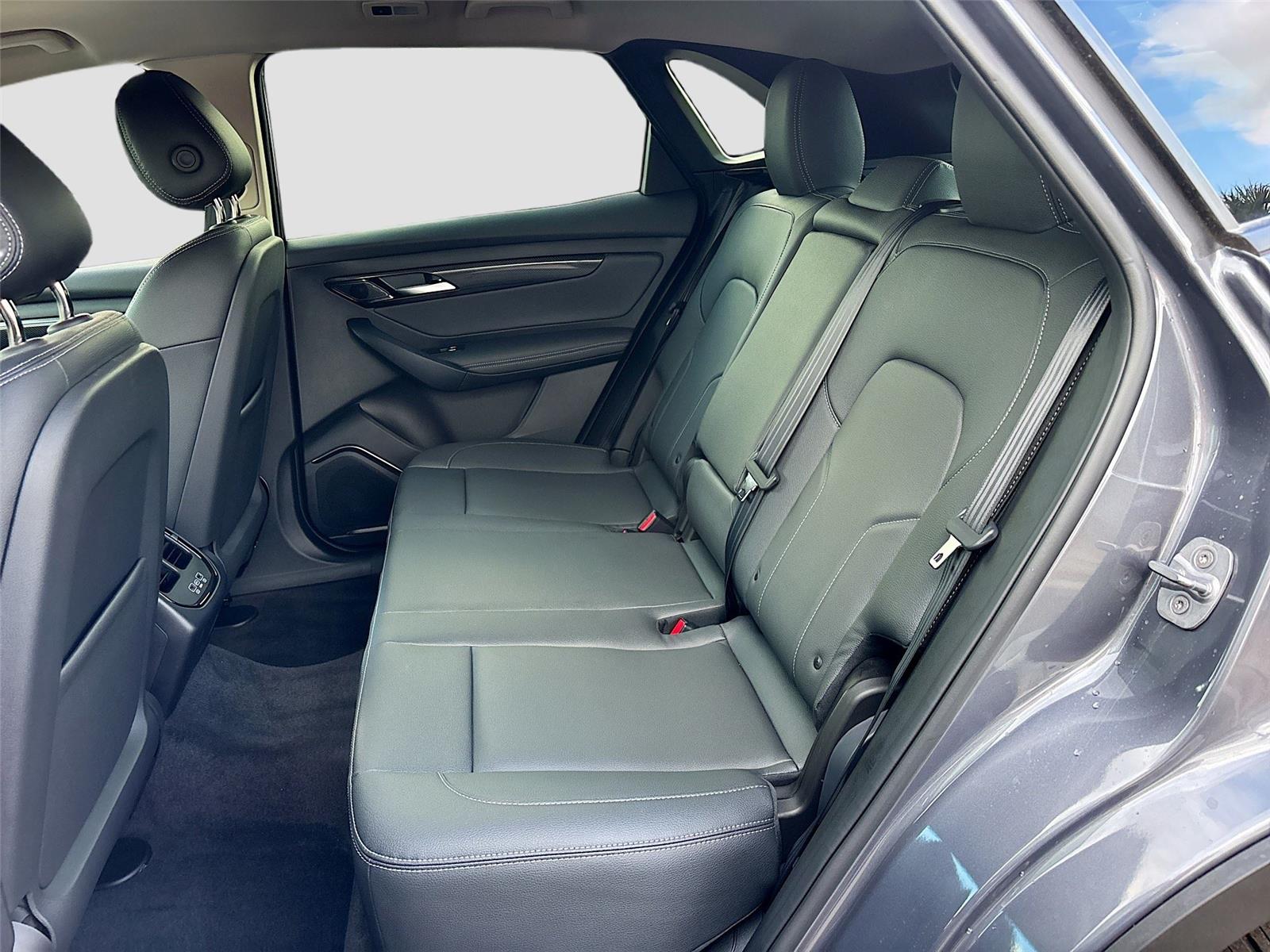 2025 VinFast VF 8 Eco