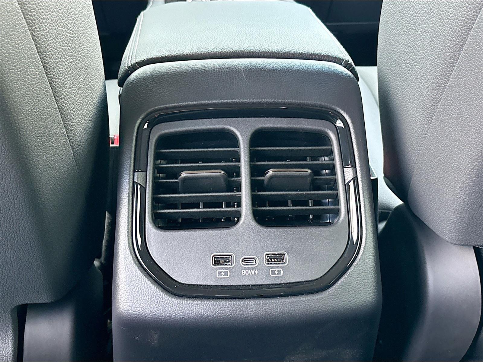 2025 VinFast VF 8 Eco