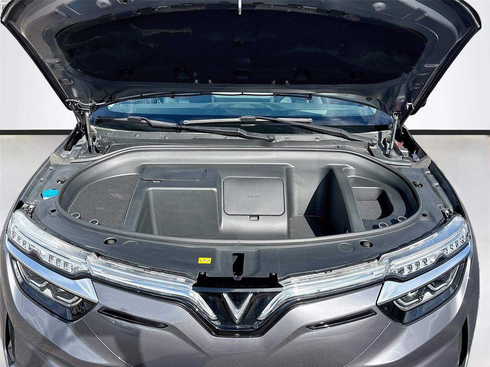 2025 VinFast VF 8 Eco