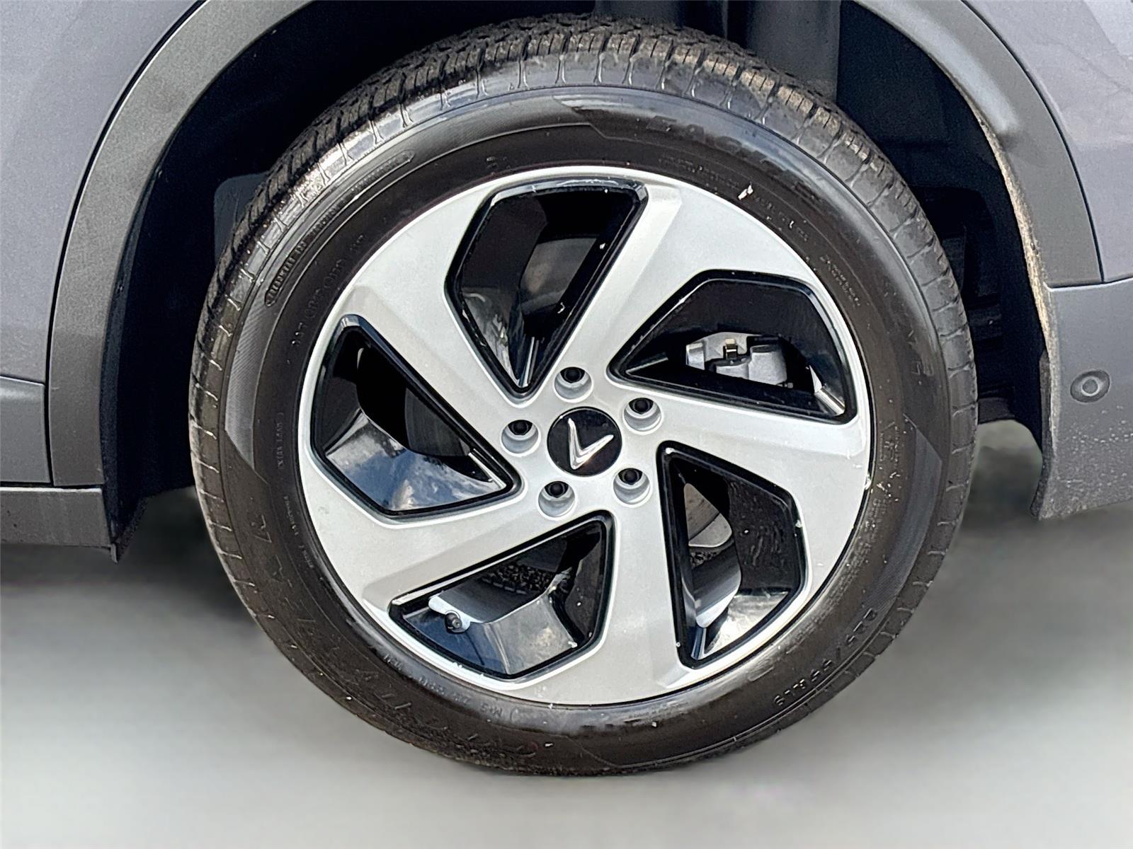 2025 VinFast VF 8 Eco