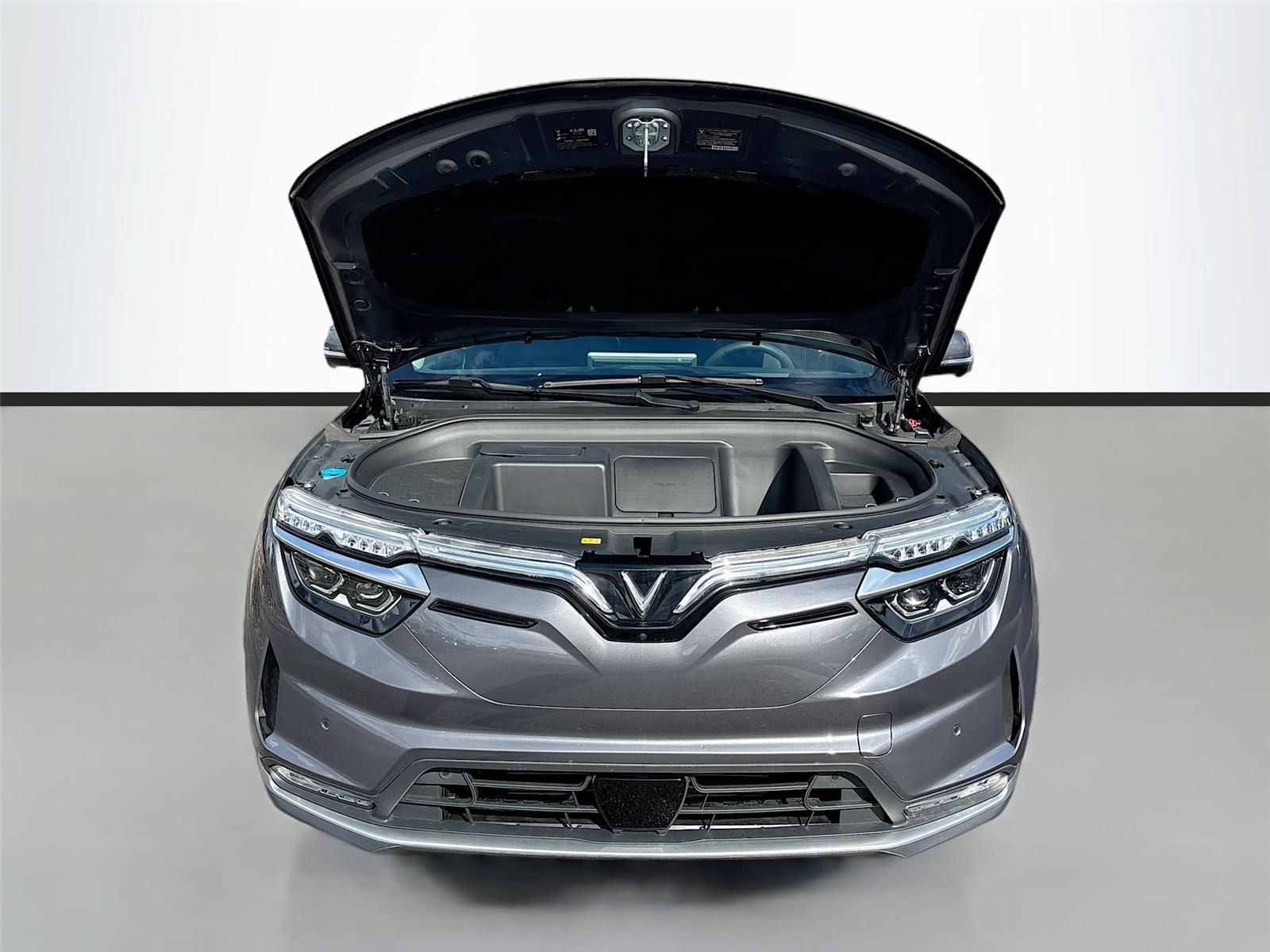 2025 VinFast VF 8 Eco