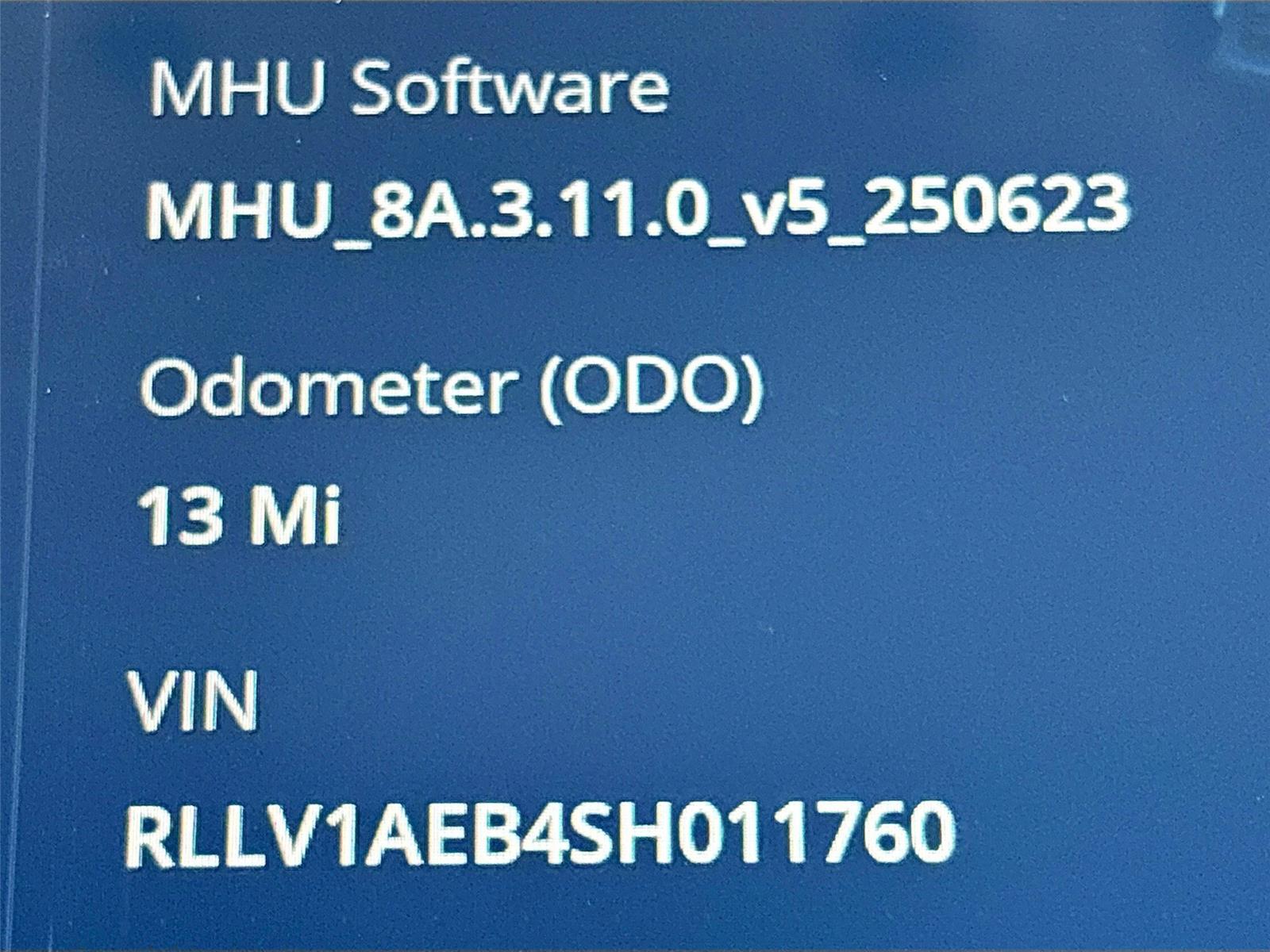 2025 VinFast VF 8 Eco