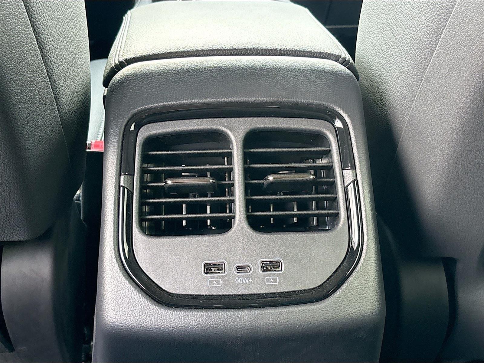 2025 VinFast VF 8 Eco