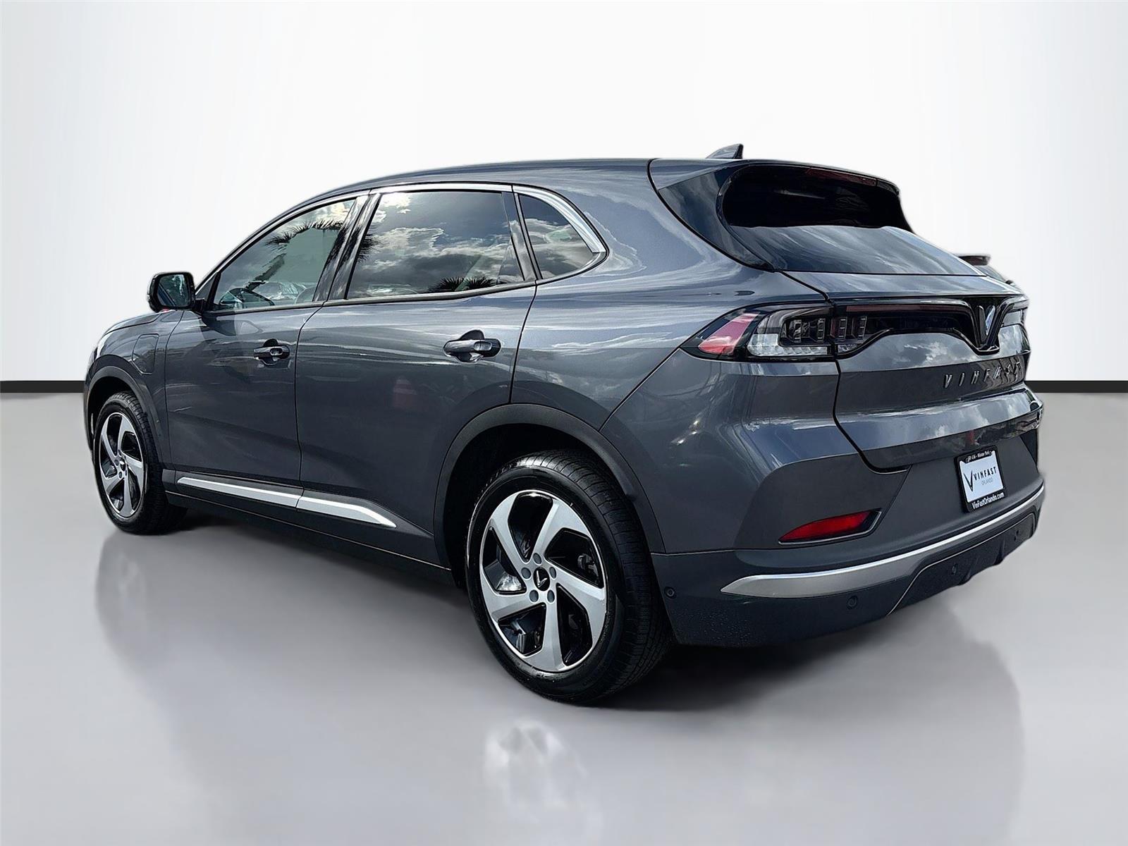 2025 VinFast VF 8 Eco