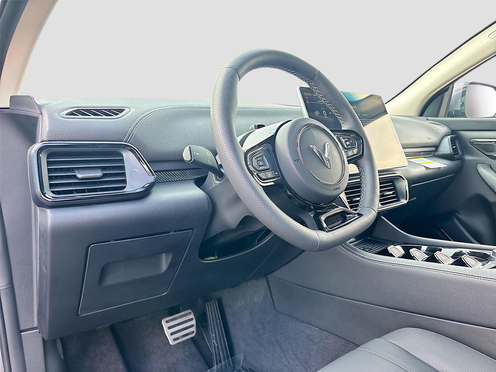 2025 VinFast VF 8 Eco